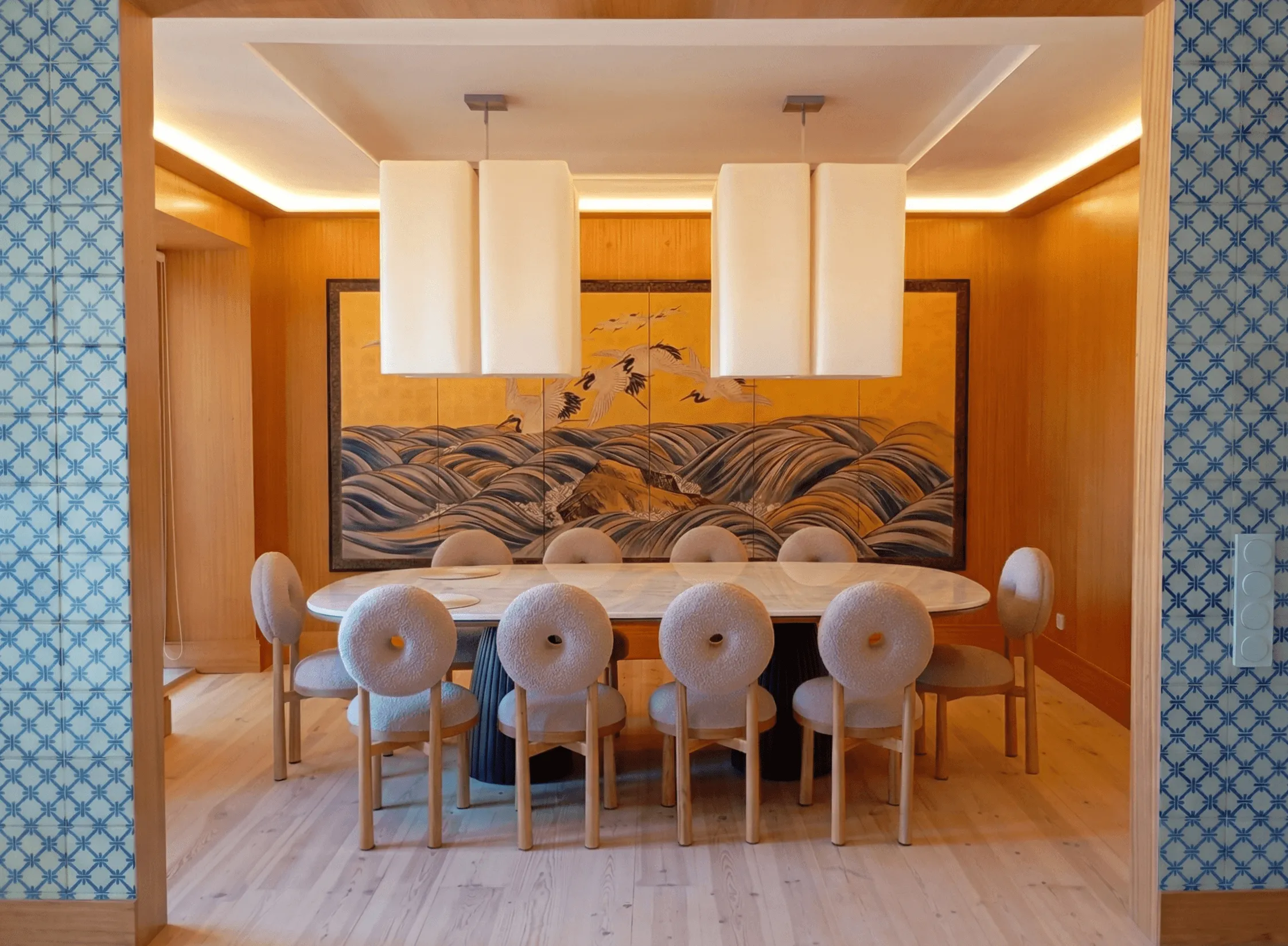 Comedor de apartamento en el Chiado, Lisboa, con carpintería a medida y panel artístico, proyecto de Uood