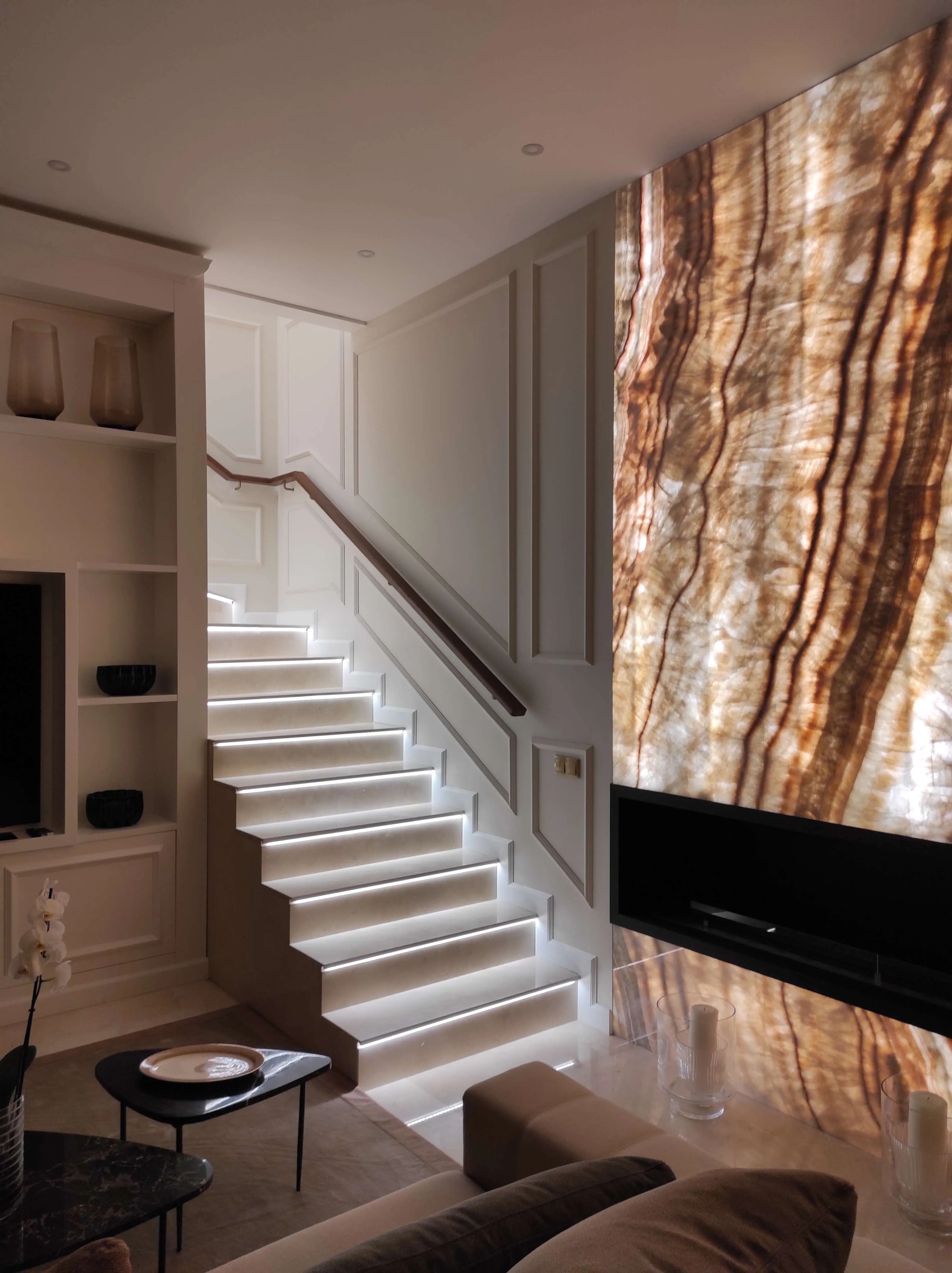 Escalera iluminada con pared de ónix retroiluminado en la Trésor Villa, en Monaco, proyecto llave en mano de Uood